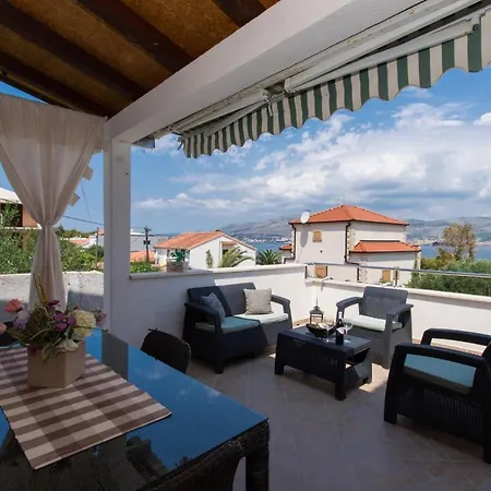 Apartment By The Sea Okrug Gornji, Ciovo - 6078 *