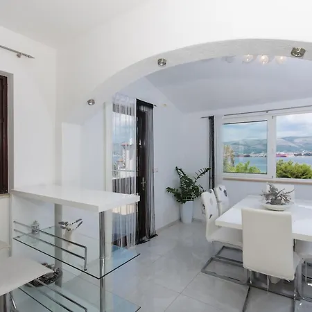 Apartment By The Sea Okrug Gornji, Ciovo - 6078 *