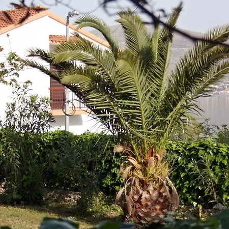 Apartment By The Sea Okrug Gornji, Ciovo - 6078 *